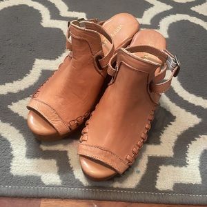 NWT Volatile wedges size 7